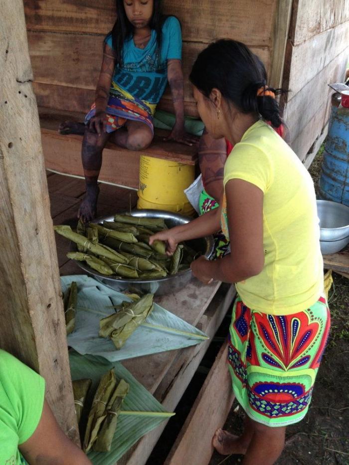 Mosquitos, arte y lodo: la Ruta Quetzal BBVA visita tribus indígenas en Panamá