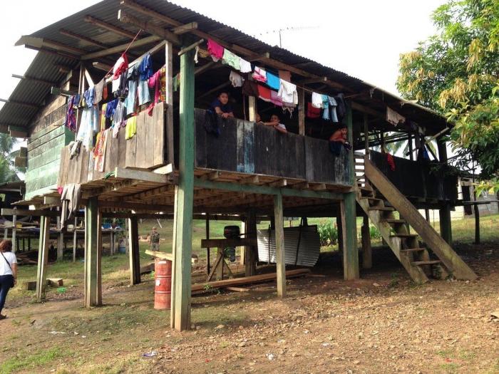 Mosquitos, arte y lodo: la Ruta Quetzal BBVA visita tribus indígenas en Panamá