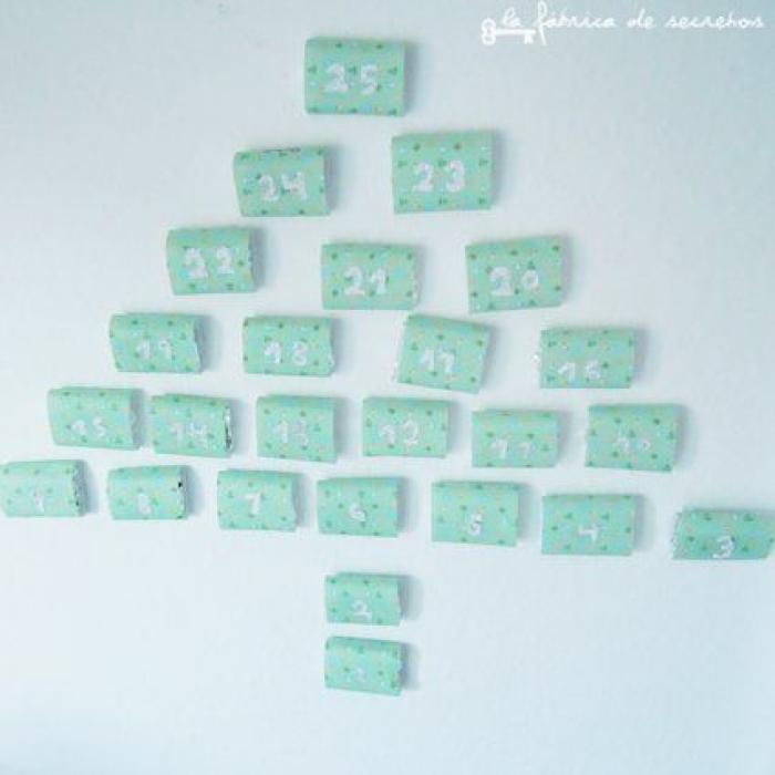 ¿Eres capaz de localizar el Papá Noel que lleva dinero en lugar de regalos en el saco?