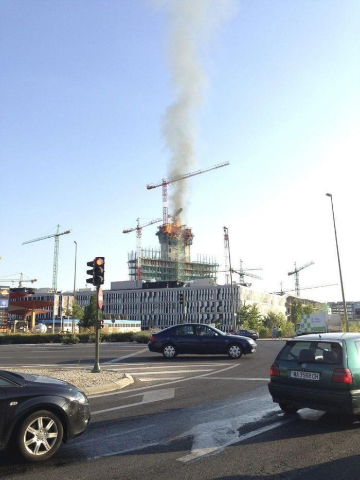 Espectacular incendio en un complejo del BBVA en construcción en Las Tablas, Madrid (FOTOS)