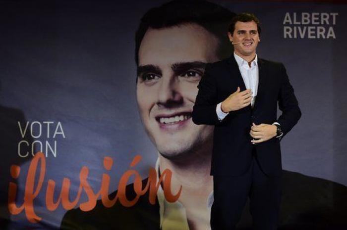 Así ha sido la pegada de carteles que arranca la campaña del 20-D