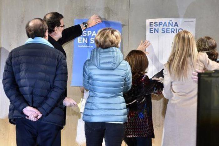 Así ha sido la pegada de carteles que arranca la campaña del 20-D