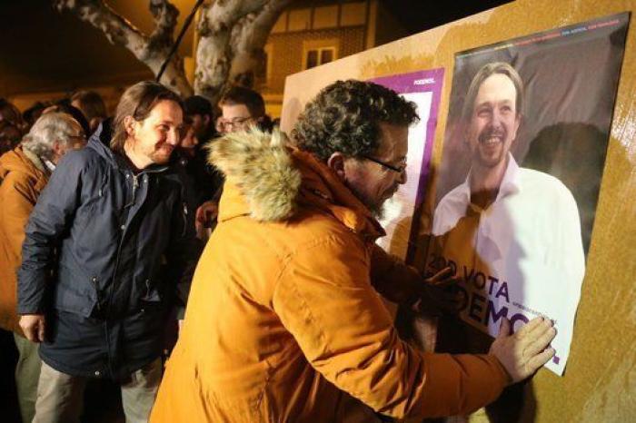 Así ha sido la pegada de carteles que arranca la campaña del 20-D