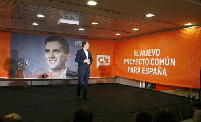 Así ha sido la pegada de carteles que arranca la campaña del 20-D