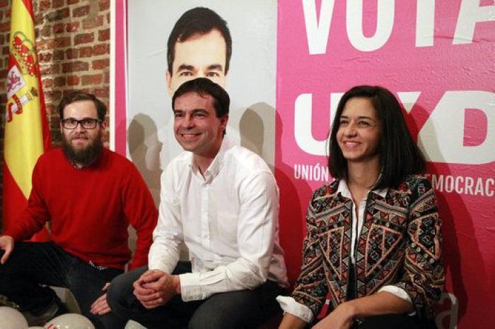 Así ha sido la pegada de carteles que arranca la campaña del 20-D