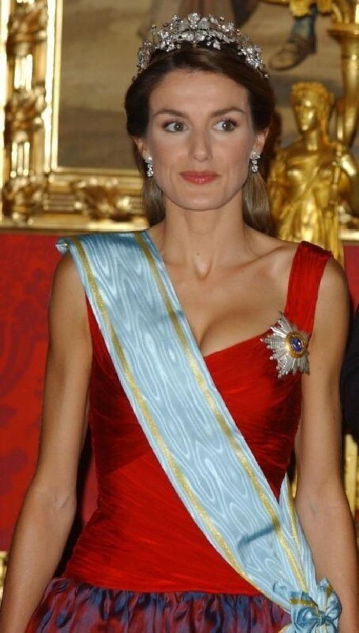 Felipe VI se salta el protocolo de pronto y deja a un militar perplejo: "Permíteme que te descoloque"