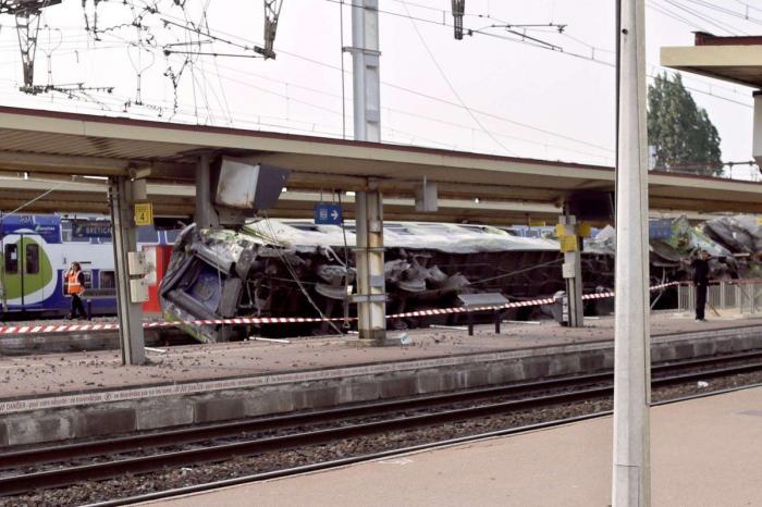 Accidente de tren en París: Al menos 6 muertos al descarrilar un tren regional en Brétigny-sur-Orge (VÍDEO, FOTOS)