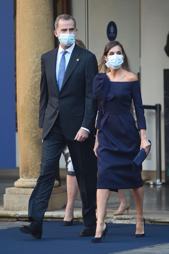 Felipe VI se salta el protocolo de pronto y deja a un militar perplejo: "Permíteme que te descoloque"