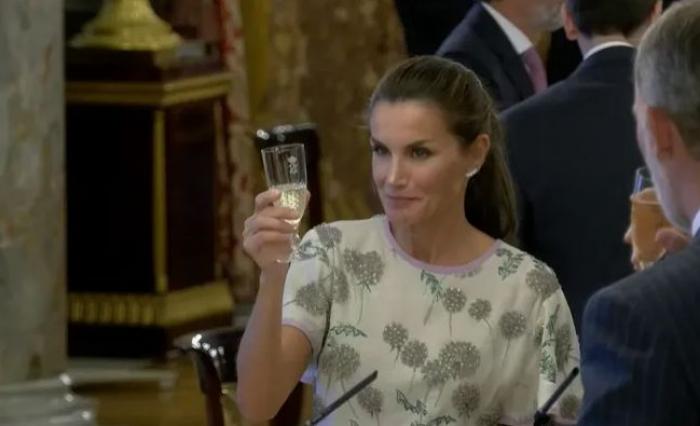 Felipe VI se salta el protocolo de pronto y deja a un militar perplejo: "Permíteme que te descoloque"