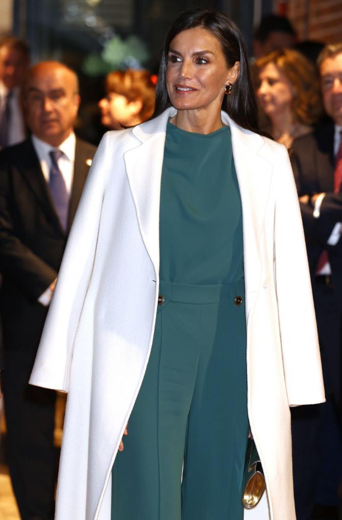 Felipe VI se salta el protocolo de pronto y deja a un militar perplejo: "Permíteme que te descoloque"