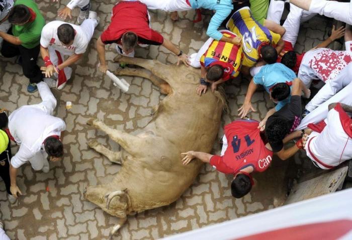 San Fermín 2013: Un angustioso penúltimo encierro de San Fermín acaba con 21 heridos (VÍDEO)