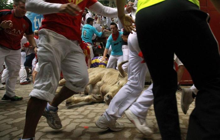 San Fermín 2013: Un angustioso penúltimo encierro de San Fermín acaba con 21 heridos (VÍDEO)