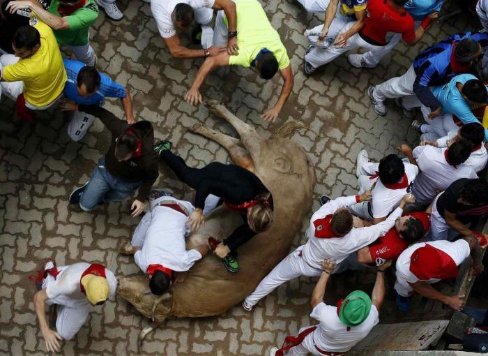 San Fermín 2013: Un angustioso penúltimo encierro de San Fermín acaba con 21 heridos (VÍDEO)