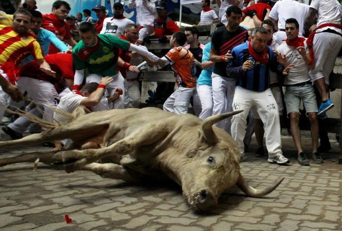 San Fermín 2013: Un angustioso penúltimo encierro de San Fermín acaba con 21 heridos (VÍDEO)