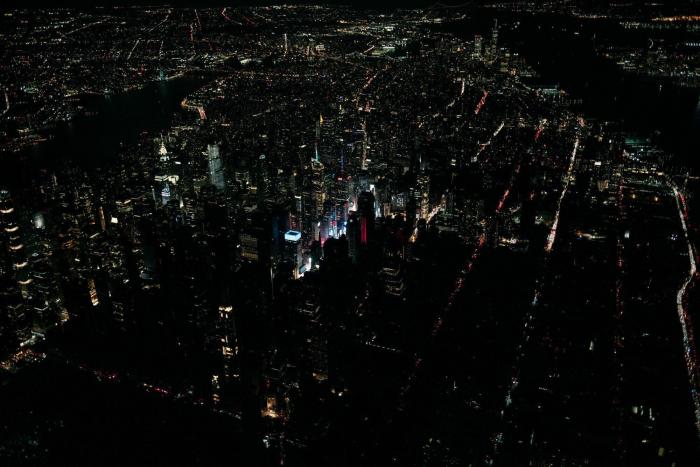 Las impresionantes imágenes aéreas de Manhattan a oscuras por un apagón masivo