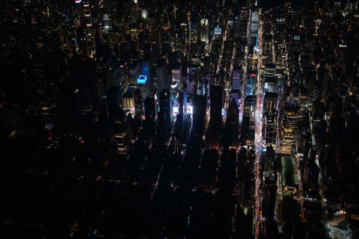 Las impresionantes imágenes aéreas de Manhattan a oscuras por un apagón masivo