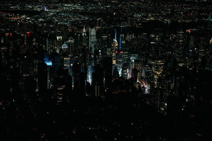 Las impresionantes imágenes aéreas de Manhattan a oscuras por un apagón masivo