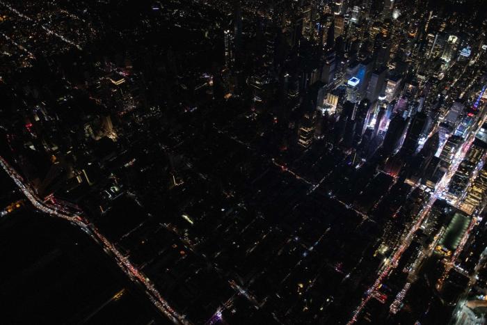 Las impresionantes imágenes aéreas de Manhattan a oscuras por un apagón masivo