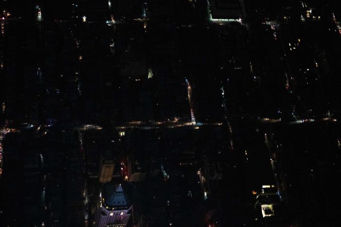 Las impresionantes imágenes aéreas de Manhattan a oscuras por un apagón masivo