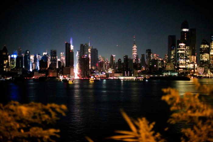 Las impresionantes imágenes aéreas de Manhattan a oscuras por un apagón masivo