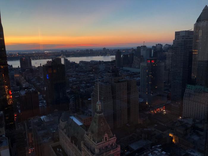 Las impresionantes imágenes aéreas de Manhattan a oscuras por un apagón masivo