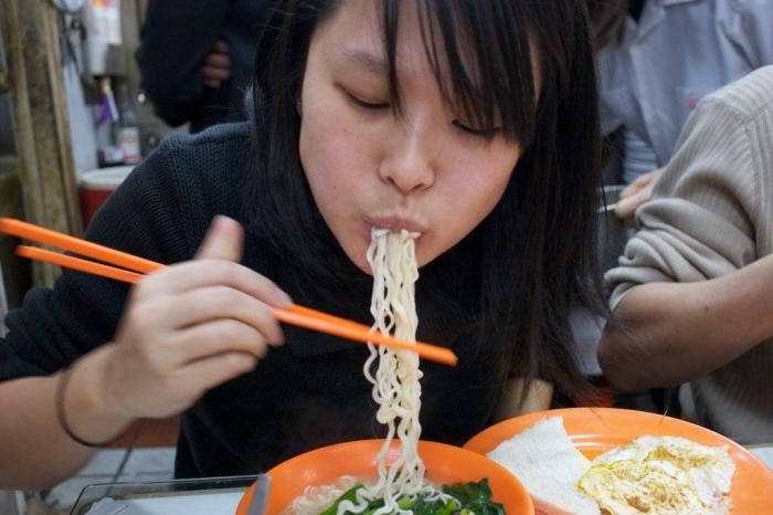 "Héroe sin capa": la magistral lección de un ciclista al conductor de este coche
