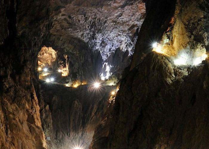 Buscan a tres espeleólogas catalanas en una cueva de Arredondo (Cantabria)