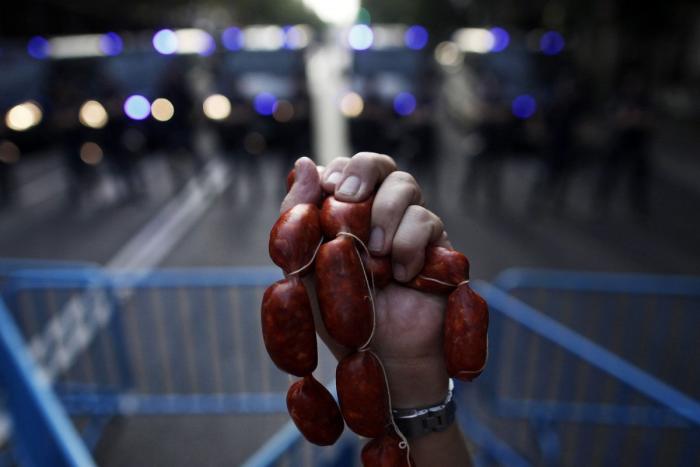 'Barbacoa de chorizos': Protestas en toda España ante las sedes del PP