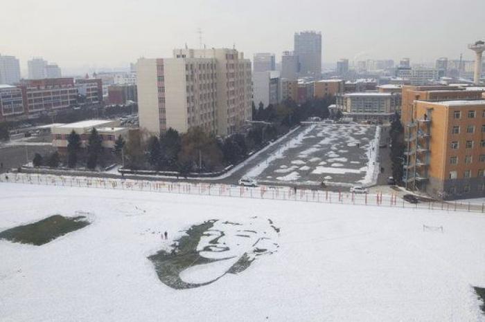 Marilyn parece, nieve es: el retrato de la estrella en el suelo nevado