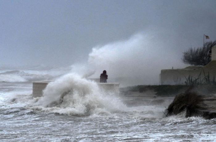 España, en aviso por la borrasca 'Karine' con riesgo extremo por olas en País Vasco, Asturias y Cantabria
