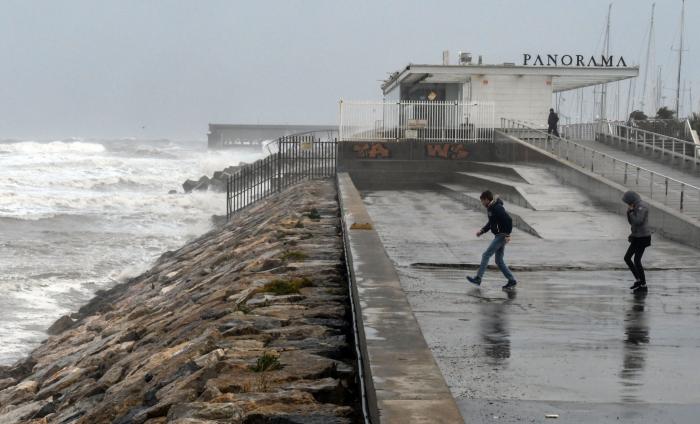 España, en aviso por la borrasca 'Karine' con riesgo extremo por olas en País Vasco, Asturias y Cantabria