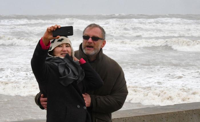 España, en aviso por la borrasca 'Karine' con riesgo extremo por olas en País Vasco, Asturias y Cantabria