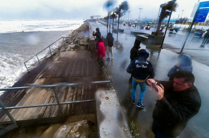 España, en aviso por la borrasca 'Karine' con riesgo extremo por olas en País Vasco, Asturias y Cantabria