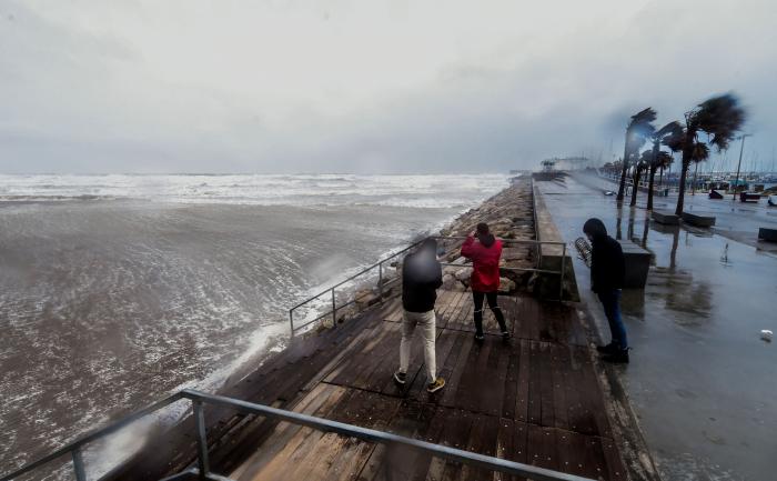 España, en aviso por la borrasca 'Karine' con riesgo extremo por olas en País Vasco, Asturias y Cantabria