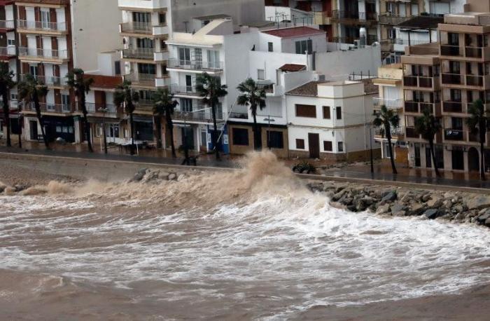 España, en aviso por la borrasca 'Karine' con riesgo extremo por olas en País Vasco, Asturias y Cantabria