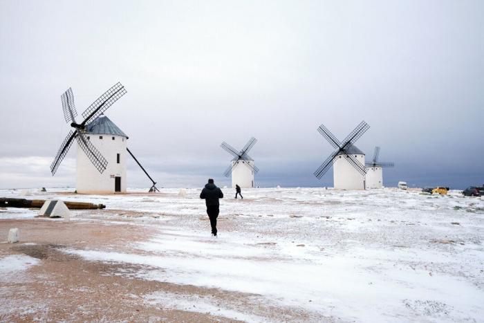 España, en aviso por la borrasca 'Karine' con riesgo extremo por olas en País Vasco, Asturias y Cantabria