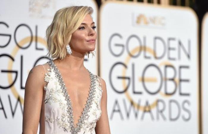 El 'photobomb' de Benedict Cumberbatch a Meryl Streep en los Globos de Oro (GIF)