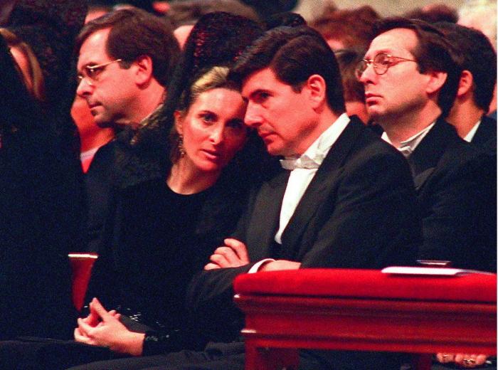 ¿Por qué nadie dimite en España? "Una vez que están arriba ya no los descabalga ni dios"