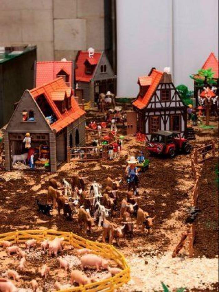 El Museo Etnográfico de Castilla y León convierte la granja de Playmobil en un portal de Belén