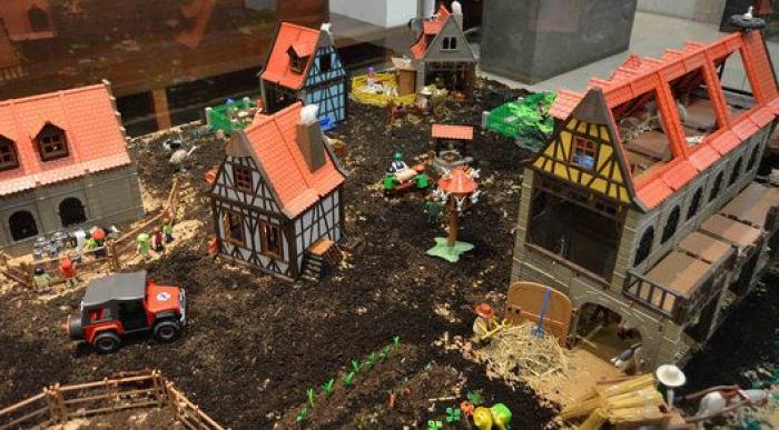 El Museo Etnográfico de Castilla y León convierte la granja de Playmobil en un portal de Belén