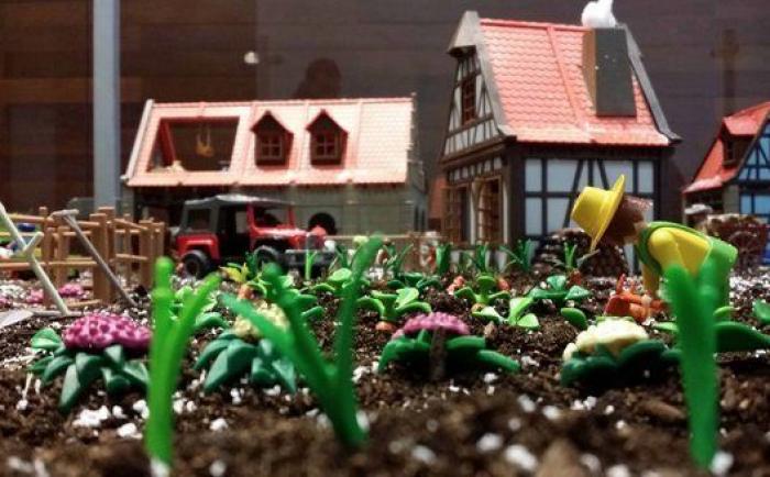 El Museo Etnográfico de Castilla y León convierte la granja de Playmobil en un portal de Belén