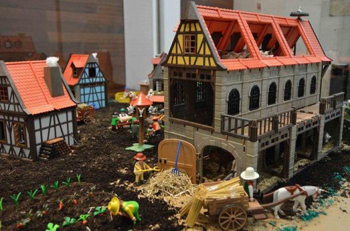 El Museo Etnográfico de Castilla y León convierte la granja de Playmobil en un portal de Belén