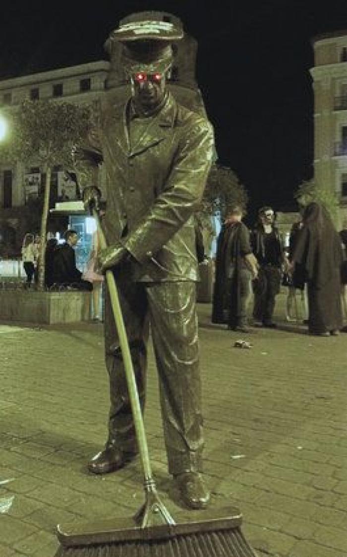 Va caminando por Madrid y ojo a lo que encuentra en la acera: muchos tienen que mirar dos veces