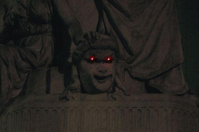 Va caminando por Madrid y ojo a lo que encuentra en la acera: muchos tienen que mirar dos veces