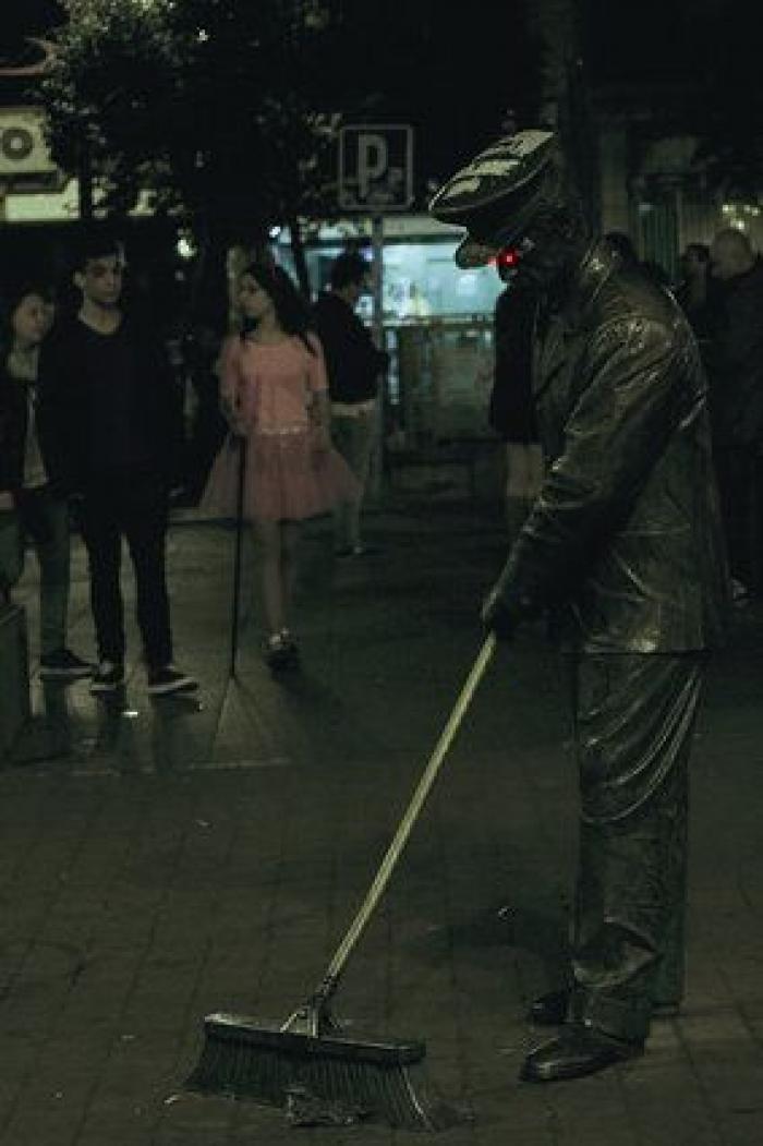 Va caminando por Madrid y ojo a lo que encuentra en la acera: muchos tienen que mirar dos veces