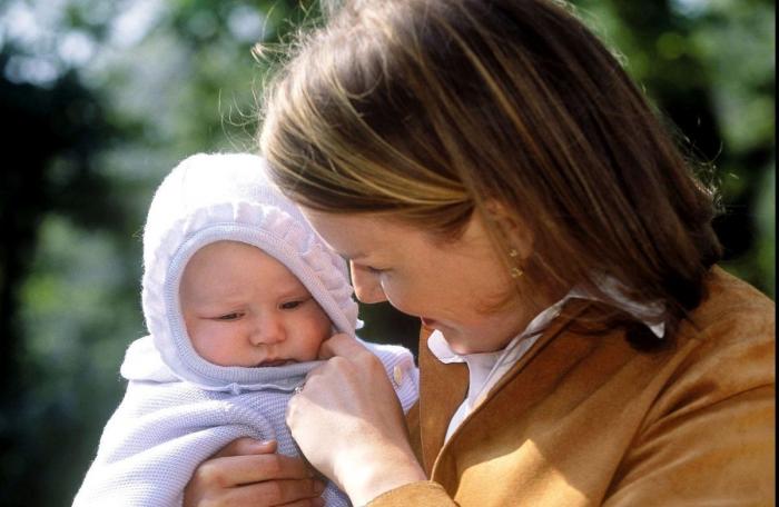 Detienen a una pareja en Cadaqués (Girona) por irse de copas y dejar a su bebé en casa