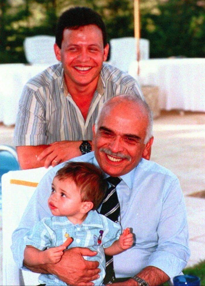 Detienen a una pareja en Cadaqués (Girona) por irse de copas y dejar a su bebé en casa