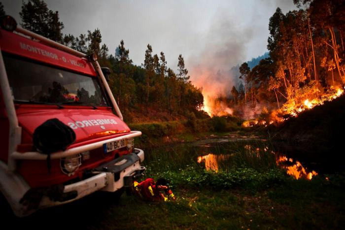 El incendio en el centro de Portugal deja ya 64 muertos y 135 heridos