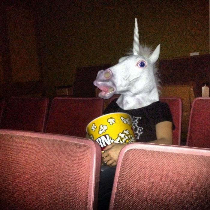 "Unicorning": posar con máscaras de unicornio es el nuevo "planking" (FOTOS)