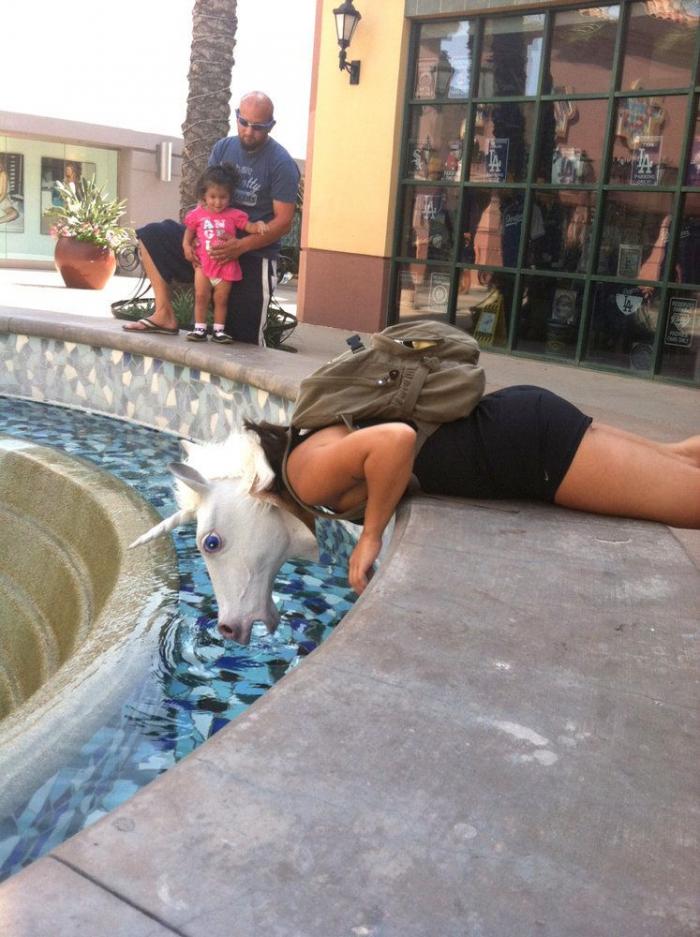 "Unicorning": posar con máscaras de unicornio es el nuevo "planking" (FOTOS)